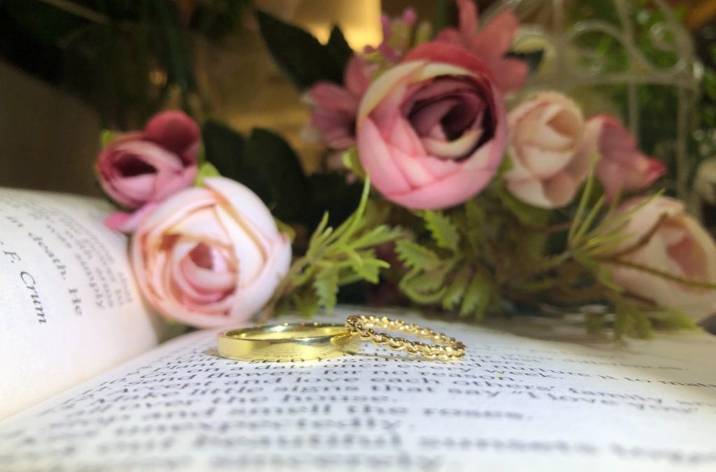 “Radiant in Gold: 18k Yellow and Champagne Wedding Bands for a Timeless Celebration”
