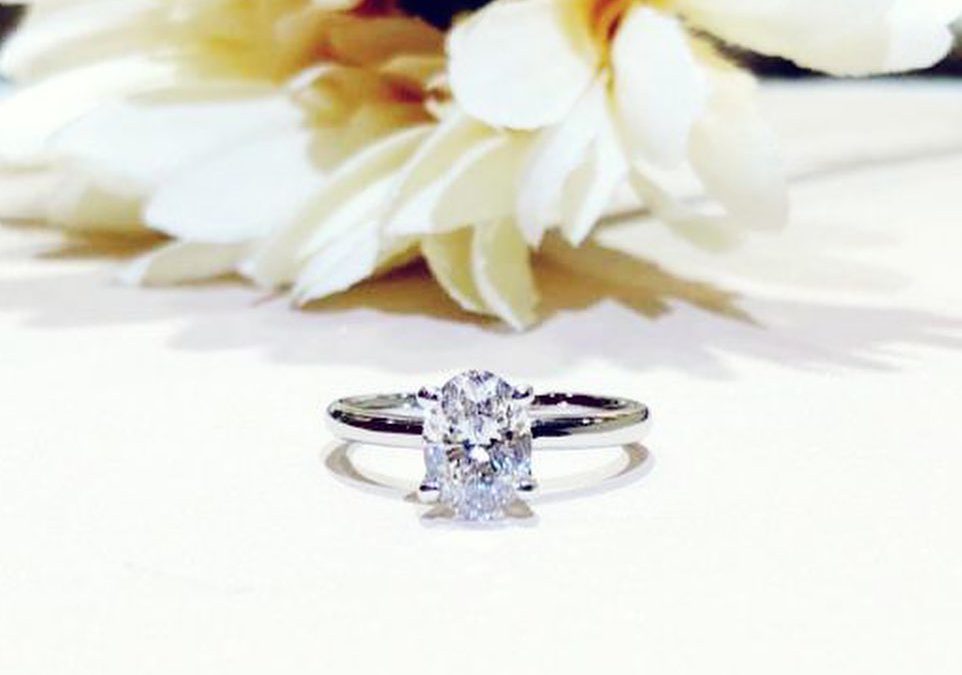 Timeless Brilliance: The Beauty of an Oval Diamond in an 18K Gold Ring Setting